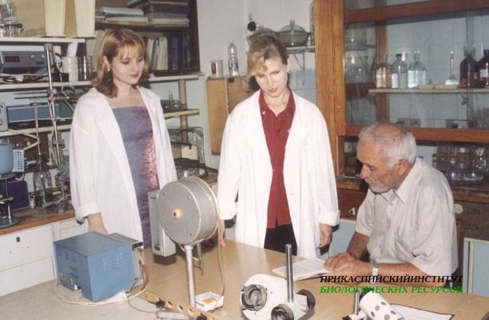 Гусейнов М.К. с сотрудниками лаборатории гидробиологии